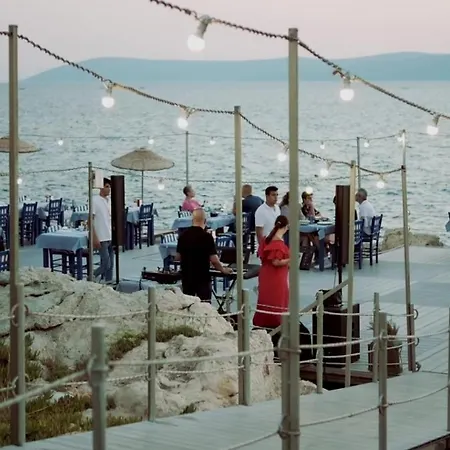 Maya Bistro & מלון 4*