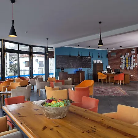 Maya Bistro & מלון 4*