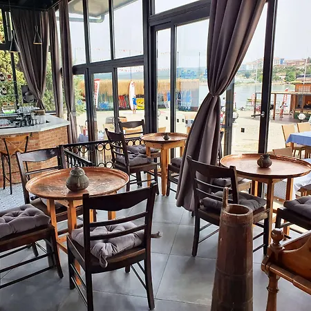 מלון Maya Bistro &