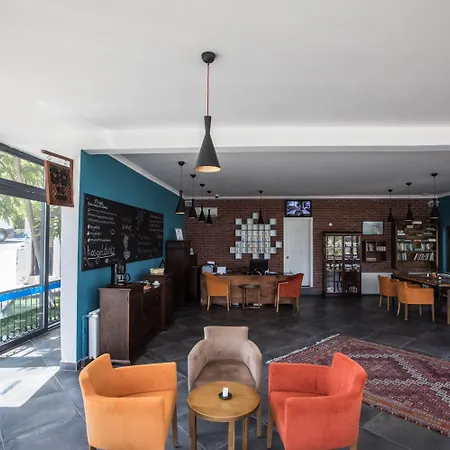 Maya Bistro & 4*
